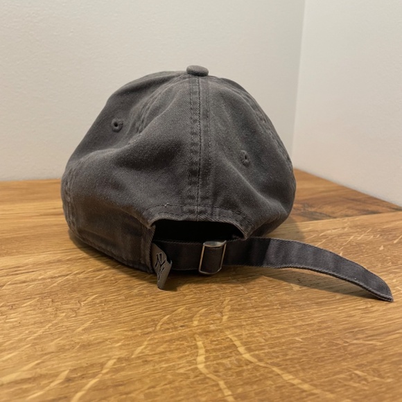 New York Yankees MLB Baseball Hat Gray Embroidered Logo Adjustable – LIKE NEW - Picture 3 of 14